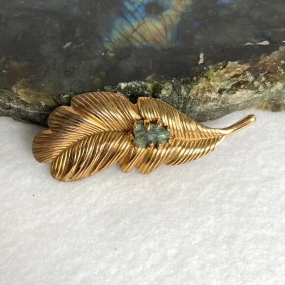 VTG 2" Gold Tone Leaf Caged Green Nephrite Jade Natural Stone Brooch Floral - Picture 2 of 12